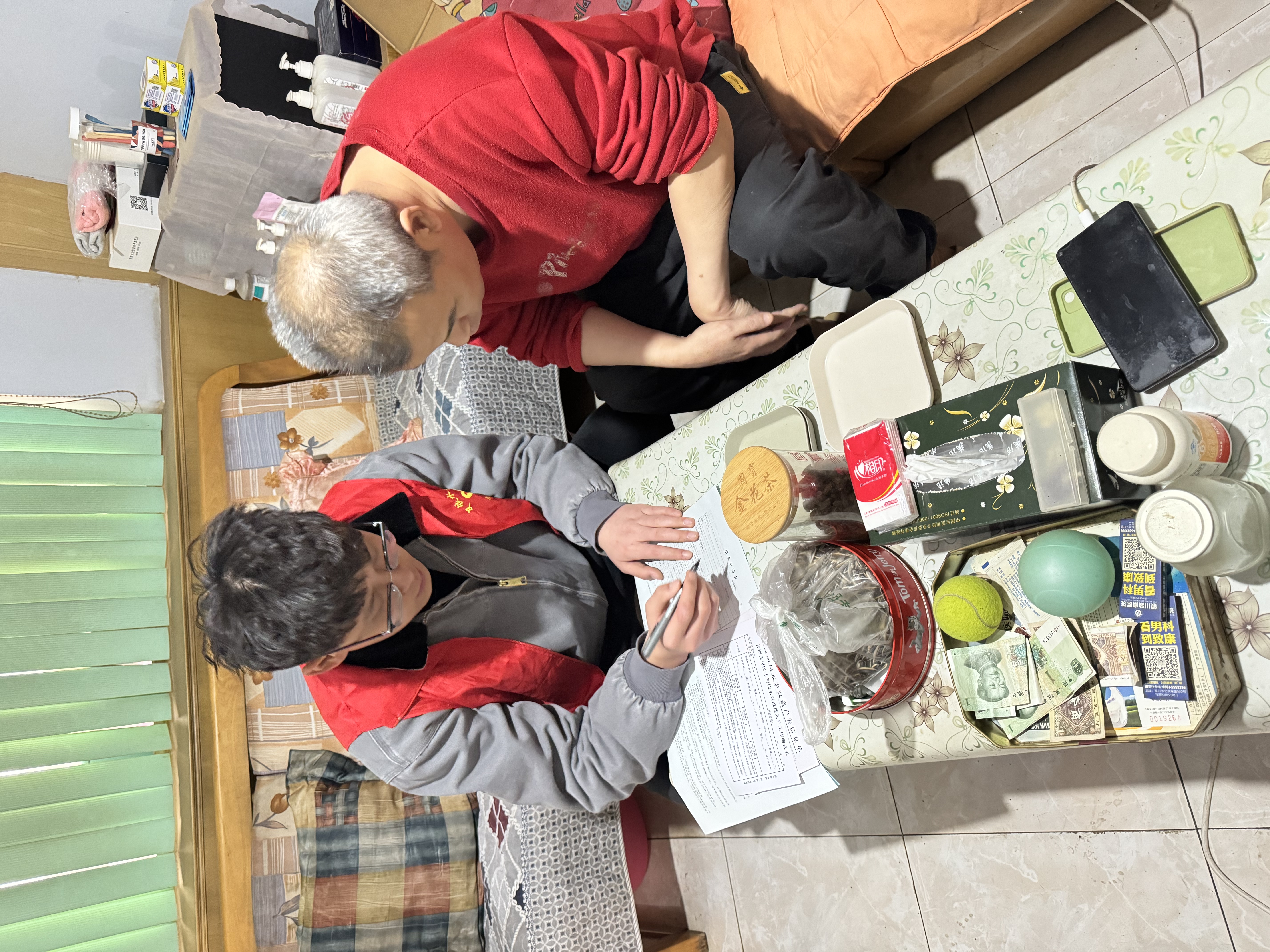 2.清泉润心 郑善心帮用户填写表单  宣传节水知识.jpg